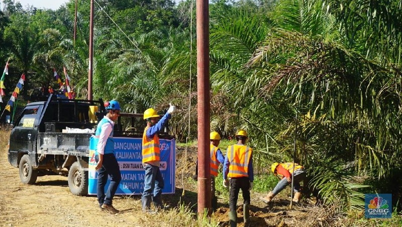 PLN melakukan penancapan tiang pertama sebagai simbol dimulainya pembangunan Program Listrik Desa se-Provinsi Kalimantan Barat pada 2019.