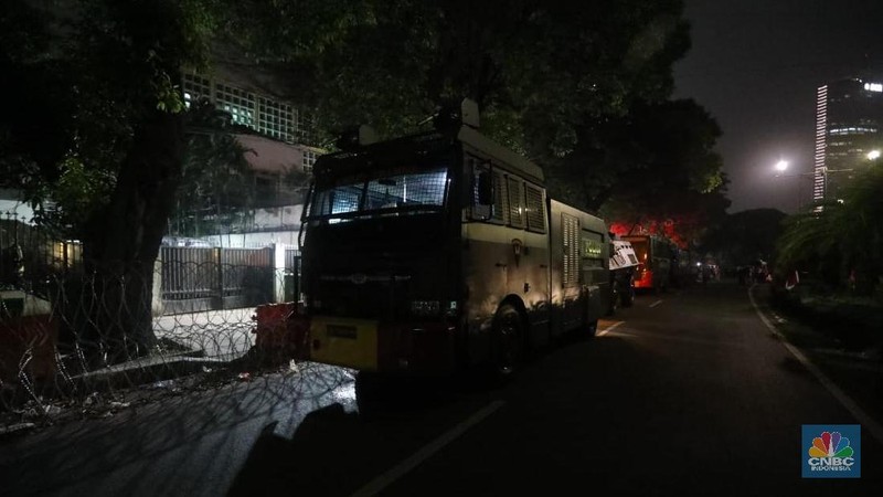 Polisi berjaga di depan kantor pusat KPU yang beredar kabar akan mengumumkan hasil rekapitulasi malam ini.