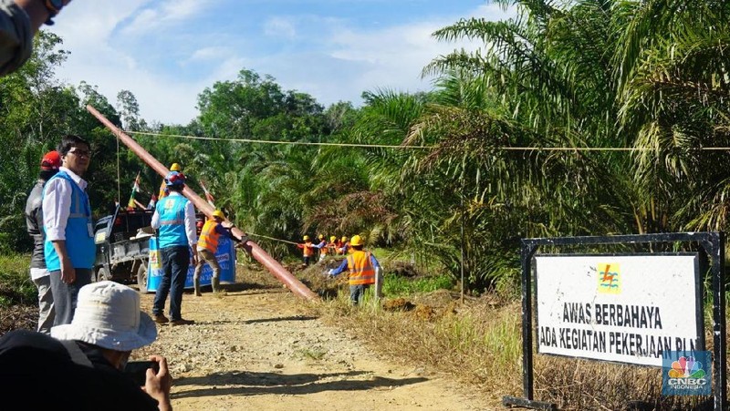 PLN melakukan penancapan tiang pertama sebagai simbol dimulainya pembangunan Program Listrik Desa se-Provinsi Kalimantan Barat pada 2019.