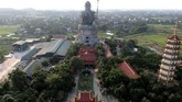 Patung Buddha setinggi 72 meter ini terletak di distrik Son Tay.