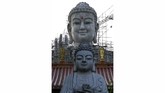 Tidak jauh dari patung ini, terdapat juga patung Buddha yang terbuat dari perunggu.