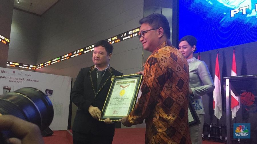 MURI memberikan penghargaan kepada KSEI karena berhasil mencatatkan total login aplikasi Acuan Kepemilikan Sekuritas (AKSes) sebanyak 6.825 investor.