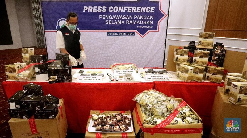 Badan Pengawas Obat dan Makanan (BPOM) menyita ratusan ribu saset produk kopi merek Pak Belalang asal Malaysia