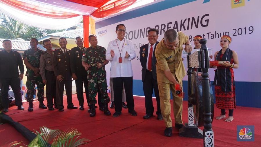 PLN melakukan penancapan tiang pertama sebagai simbol dimulainya pembangunan Program Listrik Desa se-Provinsi Kalimantan Barat pada 2019.