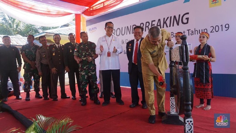 PLN melakukan penancapan tiang pertama sebagai simbol dimulainya pembangunan Program Listrik Desa se-Provinsi Kalimantan Barat pada 2019.