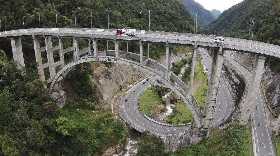 Jakarta, CNBC Indonesia- Semen merupakan kebutuhan utama dalam proyek infrastruktur. Inilah proses panjang pembuatan semen dari hulu sampai jadi infrastruktur.