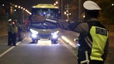 Polisi menghentikan bus untuk diperiksa di akses keluar Jembatan Suramadu, Surabaya, Jawa Timur, Minggu (19/5/2019) dini hari untuk mengantisipasi pergerakan massa ke Jakarta terkait pengumuman hasil pemilihan presiden pada Rabu, 22 Mei 2019 di KPU. (ANTARA FOTO/Didik Suhartono)