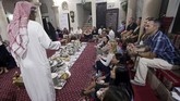 Usai umat muslim melangsungkan solat magrib, mereka akan duduk bersama wisatawan mancanegara dan berbincang sembari makan.