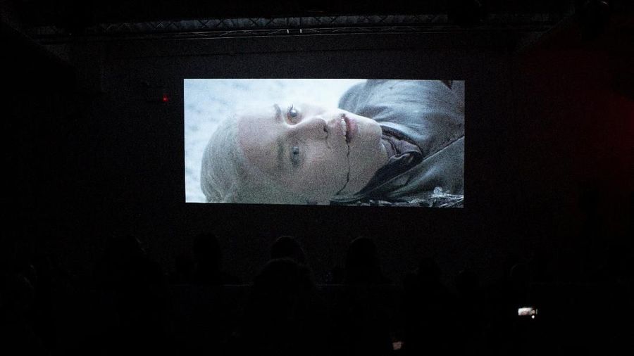 Para penggemar Game of Thrones menyambut episode terakhir di season terakhir ini dengan sangat antusias dan menonton dengan khidmat