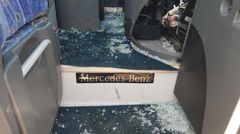 Ledakan bom dari pinggir jalan mengenai bus pariwisata dan mobil kendaraan pribadi ini menyebabkan 16 orang luka-luka.