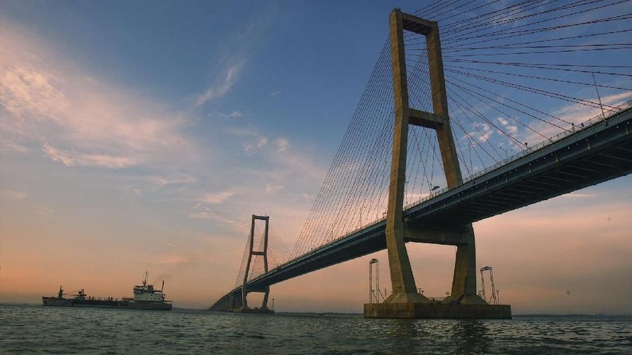 Jembatan Suramadu dibangun emnggunakan produk Semen Gresik tipe Special Blended Cement (SCB) (dok. Semen Indonesia)