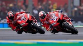 Setelah Marc Marquez menjauh, persaingan perebutan peringkat kedua berlangsung menarik. Duel antara Danilo Petrucci (kiri) dan Andrea Dovizioso menjadi tontonan tersendiri. (REUTERS/Gonzalo Fuentes)