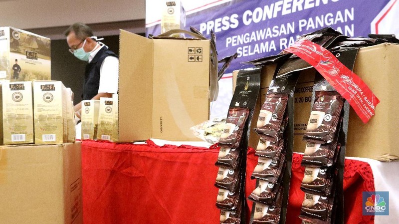 Badan Pengawas Obat dan Makanan (BPOM) menyita ratusan ribu saset produk kopi merek Pak Belalang asal Malaysia
