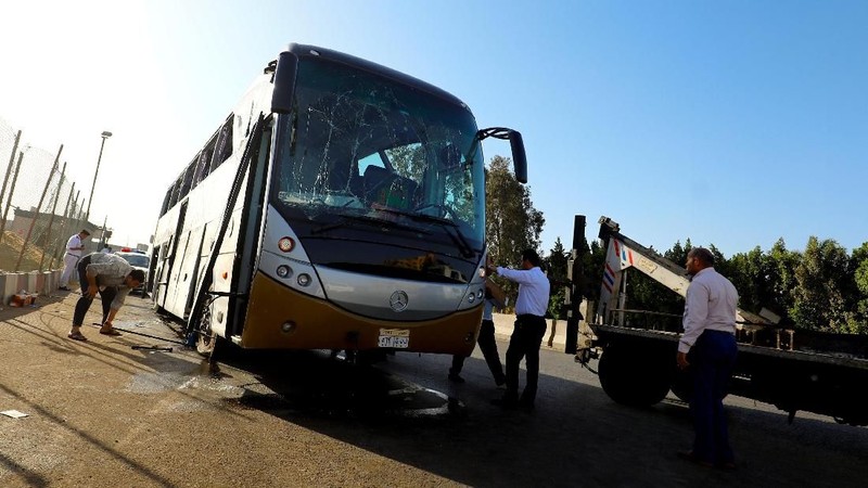 Ledakan bom dari pinggir jalan mengenai bus pariwisata dan mobil kendaraan pribadi ini menyebabkan 16 orang luka-luka.