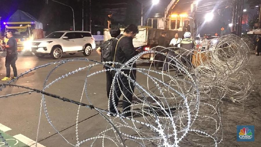 KPU dikabarkan akan merampungkan rekapitulasi perhitungan suara. Situasi depan KPU mulai diperketat, blokade kawat berduri dipasang dan polisi bersenjata siaga.