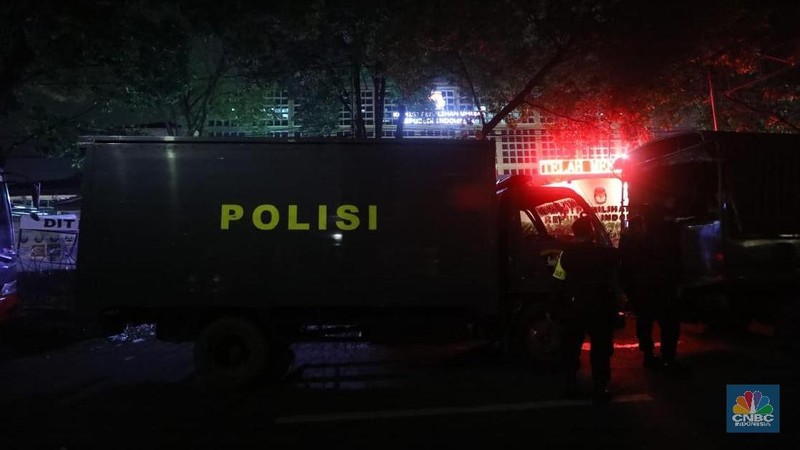 Polisi berjaga di depan kantor pusat KPU yang beredar kabar akan mengumumkan hasil rekapitulasi malam ini.