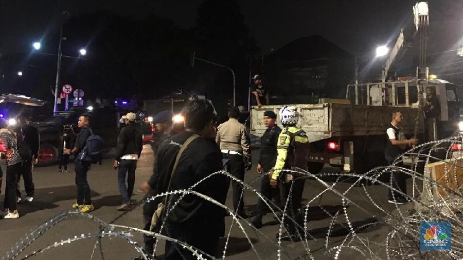 Jalanan di depan kantor KPU sudah ditutup.