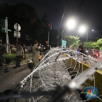 Petugas Kepolisian Memasang Pagar Berkawat di Sekitar KPU