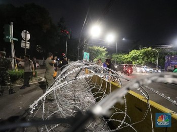 Petugas Kepolisian Memasang Pagar Berkawat di Sekitar KPU