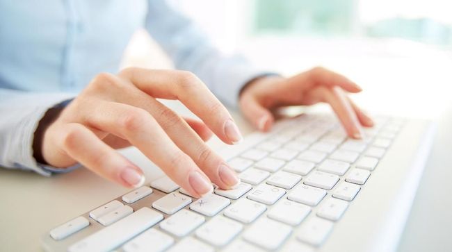 Pura-Pura Kerja Pakai Keyboard Palsu, Puluhan Karyawan Bank Kena PHK