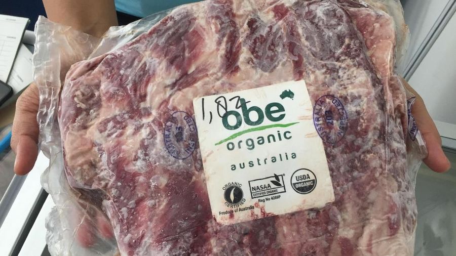 Indonesia masih belum bisa lepas dari sapi impor. Kali ini lewat tiga BUMN, pemerintah Indonesia bakal mengimpor 50 ribu ton daging sapi dari Brasil.