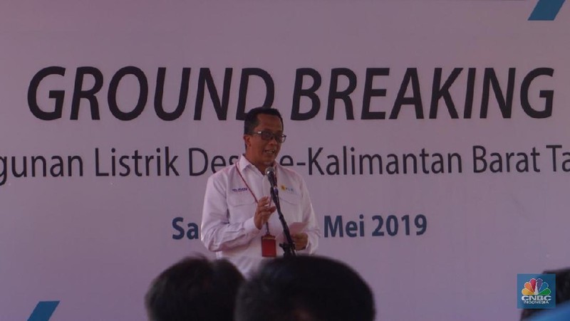 PLN melakukan penancapan tiang pertama sebagai simbol dimulainya pembangunan Program Listrik Desa se-Provinsi Kalimantan Barat pada 2019.
