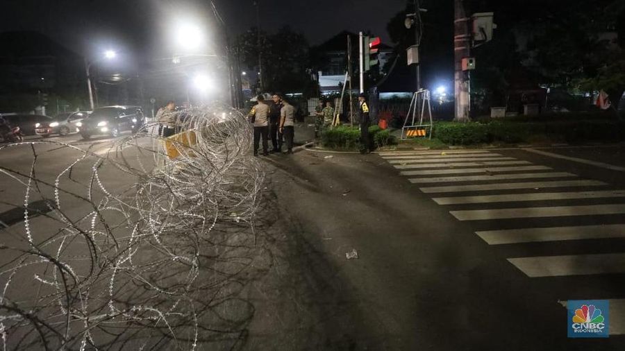 Polisi berjaga di depan kantor pusat KPU yang beredar kabar akan mengumumkan hasil rekapitulasi malam ini.