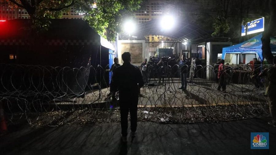 Polisi berjaga di depan kantor pusat KPU yang beredar kabar akan mengumumkan hasil rekapitulasi malam ini.