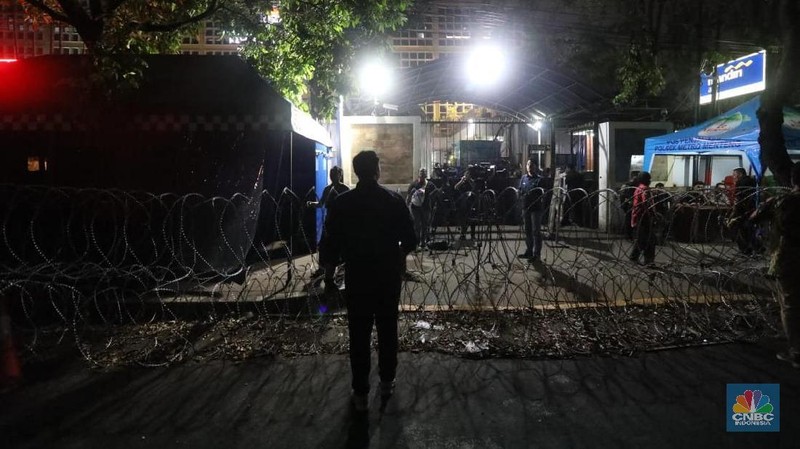 Polisi berjaga di depan kantor pusat KPU yang beredar kabar akan mengumumkan hasil rekapitulasi malam ini.