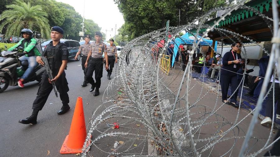 Anggota kepolisian berjaga melakukan pengamanan di depan Gedung KPU, Jakarta, Senin, 20Mei 2019. Penjagaan ini juga untuk mewaspadai ancaman terorisme yang mungkin terjadi juga keamanan jelang 22 Mei 2019. Sebagai informasi, tahapan rekapitulasi nasional yang dilakukan KPU sejauh ini menunjukkan pasangan nomor urut 01 Joko Widodo dan Ma'ruf Amin masih unggul atas Prabowo Subianto dan Sandiaga Uno. Meskipun tanggal pengumuman dikabarkan menjadi target teroris dan akan ada gerakan demo besar-besaran, namun KPU menegaskan jadwal pengumuman tak akan berubah, yaitu tetap 22 Mei 2019. (CNBC Indonesia/Muhammad Sabki)