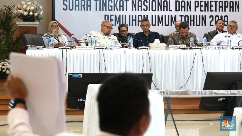Ketua KPU RI Arie Budiman menyampaikan hasil rekapitulasi tingkat nasional secara total di Gedung KPU, Jakarta, Selasa (21/5/2019) dini hari.