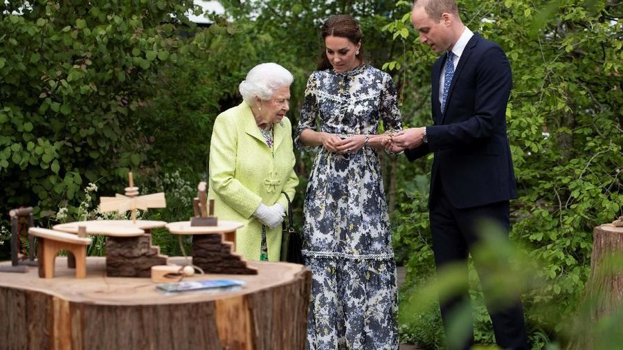 Berkesempatan ikut berpartisipasi dalam acara Festival Bunga Chealsea, Kate Middleton membawa keluarganya untuk melihat hasil karyanya.