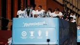 Para pemain Manchester City menggunakan bus terbuka untuk parade sekaligus memamerkan empat trofi domestik yang berhasil mereka raih pada musim 2018/2019. (Action Images via Reuters/Carl Recine)