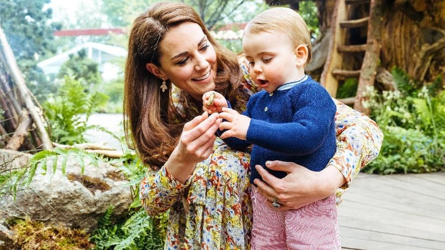 Berkesempatan ikut berpartisipasi dalam acara Festival Bunga Chealsea, Kate Middleton membawa keluarganya untuk melihat hasil karyanya.