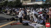 Massa selesai melakukan salat berjemaah di sela-sela aksi mereka di depan gedung Bawaslu RI, Jakarta Pusat, 21 Mei 2019. (CNN Indonesia/Adhi Wicaksono)