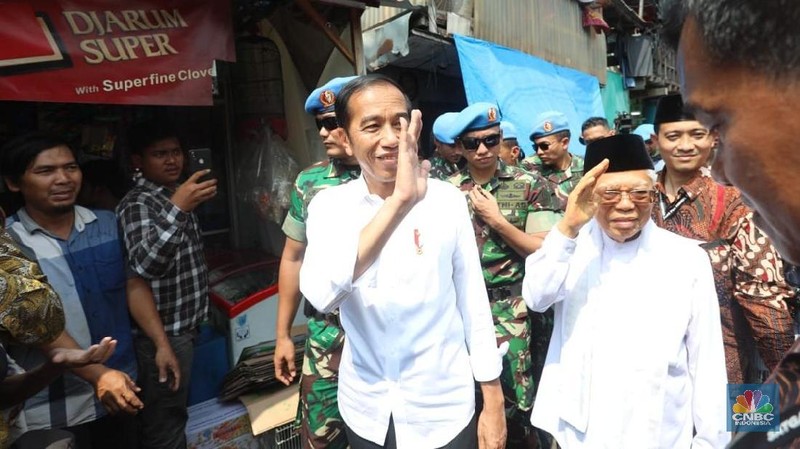 Jokowi dan Ma'ruf sengaja datang ke Kampung Deret untuk menyampaikan pidato kemenangannya, menindaklanjuti pengumuman KPU.preside