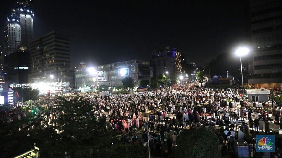 Mereka bertahan hingga malam dan melakukan Shalat Tarawih berjamaah di depan kantor Bawaslu.