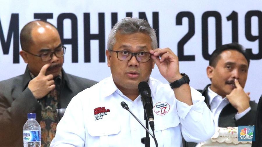 Ketua KPU RI Arie Budiman menyampaikan hasil rekapitulasi tingkat nasional secara total di Gedung KPU, Jakarta, Selasa (21/5/2019) dini hari.