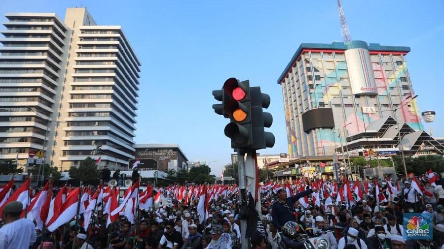 Dalam aksinya mereka membagi-bagikan bunga kepada polisi yang berjaga.