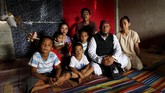 Salah satu penduduk Marawi yang masih mengungsi, Mohammad Ali Acampong (42) memutuskan membuka sekolah di pengungsian bagi anak-anak korban konflik. (REUTERS/Eloisa Lopez)