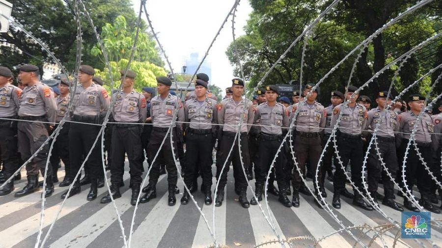 Sejumlah polisi bersenjata terus bersiaga di sekitar gedung Komisi Pemilihan Umum (KPU) setelah penetapan hasil rekapitulasi nasional Pemilu 2019.
