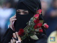 Aksi Massa Demo 22 Mei Bagi-Bagi Bunga ke Polisi