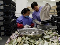 Perang Dagang & Pelonggaran BI Bantu Rupiah Kalahkan Yuan