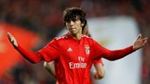 Manchester United dilaporkan media Portugal Record, siap menebus klausul pelepasan kontrak wonderkid Benfica, Joao Felix, yakni sebesar £105 juta. Namun Man United harus bersaing dengan Real Madrid untuk mendapatkan pemain berusia 19 tahun. (REUTERS/Pedro Nunes/File Photo)