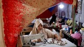 Sebagian penduduk Marawi mendapat bantuan dari pemerintah untuk memperbaiki tempat tinggal mereka, atau membuka usaha. Salah satunya Asnia Muloc Sandiman (25) yang mendapat mesin jahit. (REUTERS/Eloisa Lopez)