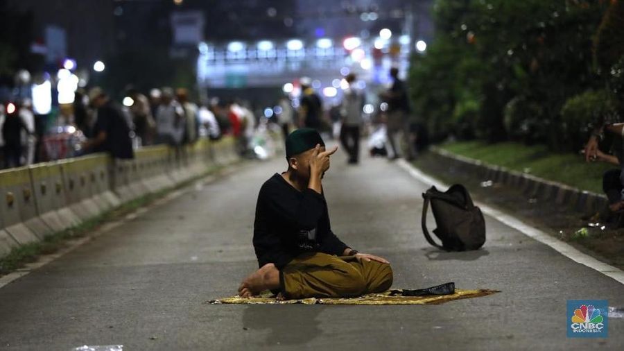 Mereka bertahan hingga malam dan melakukan Shalat Tarawih berjamaah di depan kantor Bawaslu.