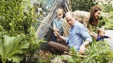 Sembari bermain dengan anak-anaknya, Kate memilih gaun floral maxi berwarna lembut dari & Other Stories seharga 89 poundsterling. (Matt Porteous/PA Wire)
