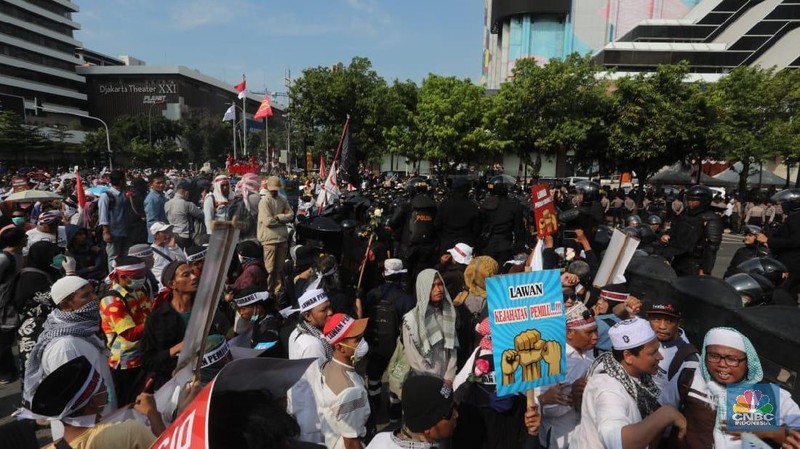 Dalam aksinya, peserta aksi membawa spanduk bertuliskan 'Rakyat Bersatu Melawan Pemilu Curang!!'.