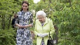 Dalam acara pembukaan Chelsea Flower Show, Kate Middleton menjadi tuan rumahnya dan mengantar Ratu Elizabeth II untuk melihat-lihat taman. (Geoff Pugh/Pool via REUTERS)