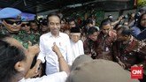 Capres petahana Joko Widodo dan cawapres Ma'ruf Amin menyapa warga usai menyampaikan pidato kemenangannya sebagai Presiden Republik Indonesia periode 2019-2024 di Kampung Deret, Tanah Tinggi, Johar Baru, Jakarta Pusat, Selasa (21/5/2019). (CNN Indonesia/Adhi Wicaksono)